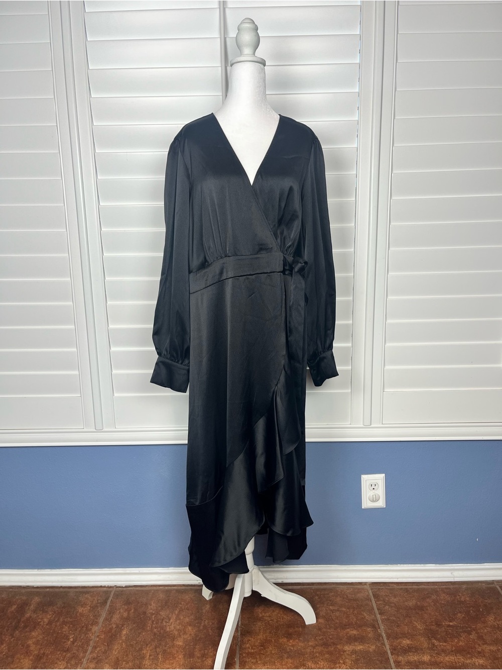 Sofía Vergara Satin Black midi Wrap Dress  size XL